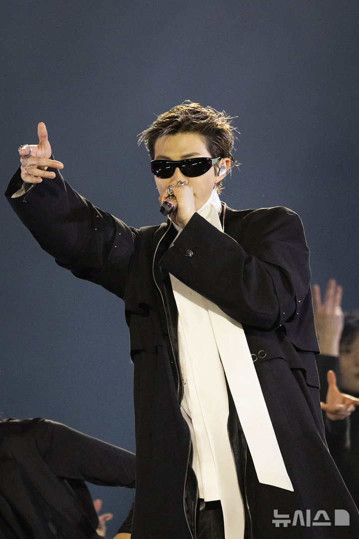 [서울=뉴시스] 방탄소년단(BTS) RM이 21일 서울 종로구 광화문광장에서 완전체 컴백을 기념해 'BTS 컴백 라이브 : 아리랑' 공연을 선보이고 있다. (사진=빅히트 뮤직/넷플릭스 제공) 2026.03.21. photo@newsis.com *재판매 및 DB 금지