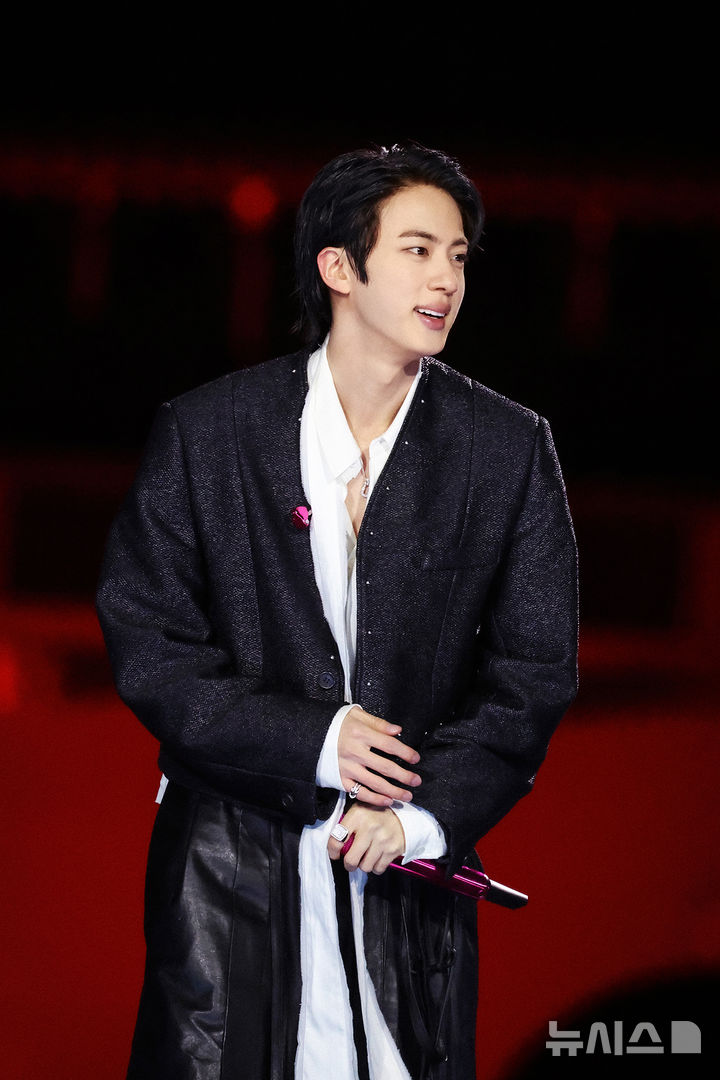 [서울=뉴시스] 방탄소년단(BTS) 진이 21일 서울 종로구 광화문광장에서 완전체 컴백을 기념해 'BTS 컴백 라이브 : 아리랑' 공연을 선보이고 있다. (사진=빅히트 뮤직/넷플릭스 제공) 2026.03.21. photo@newsis.com *재판매 및 DB 금지