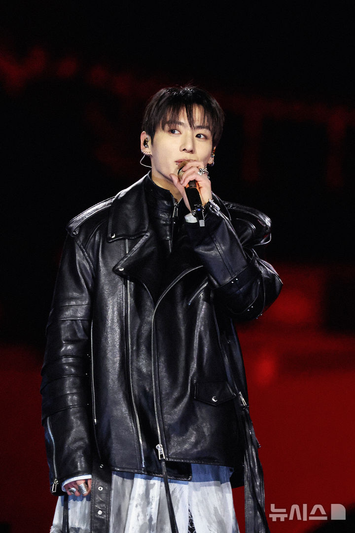 [서울=뉴시스] 방탄소년단(BTS) 정국이 21일 서울 종로구 광화문광장에서 완전체 컴백을 기념해 'BTS 컴백 라이브 : 아리랑' 공연을 선보이고 있다. (사진=빅히트 뮤직/넷플릭스 제공) 2026.03.21. photo@newsis.com *재판매 및 DB 금지