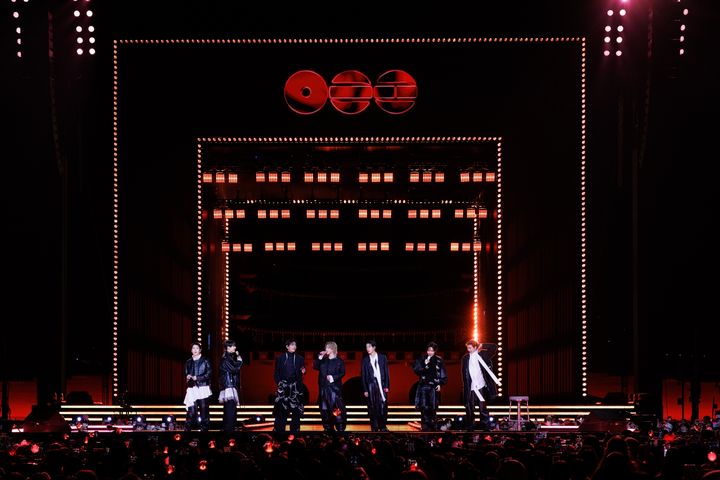 [서울=뉴시스] 방탄소년단(BTS)이 21일 서울 종로구 광화문광장에서 컴백을 기념해 'BTS 컴백 라이브 : 아리랑' 공연을 선보이고 있다. (사진=빅히트 뮤직/넷플릭스 제공) 2026.03.21. photo@newsis.com *재판매 및 DB 금지