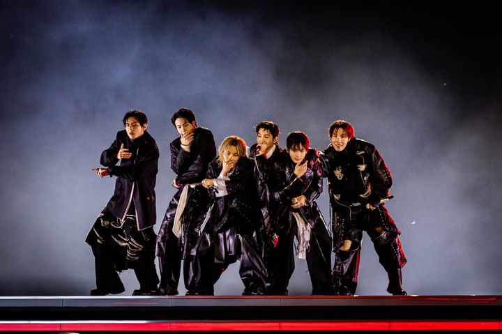 [서울=뉴시스] 방탄소년단(BTS)이 21일 서울 종로구 광화문광장에서 컴백을 기념해 'BTS 컴백 라이브 : 아리랑' 공연을 선보이고 있다. (사진=빅히트 뮤직/넷플릭스 제공) 2026.03.21. photo@newsis.com *재판매 및 DB 금지