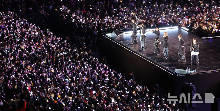 [서울=뉴시스] 사진공동취재단 = 방탄소년단(BTS)이 21일 서울 종로구 광화문광장에서 컴백을 기념해 'BTS 컴백 라이브 : 아리랑' 공연을 선보이고 있다. 2026.03.21. photo@newsis.com