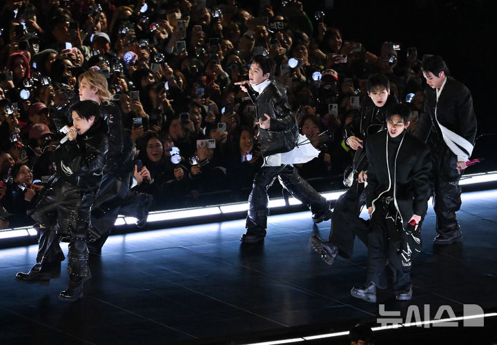 [서울=뉴시스] 사진공동취재단 = 방탄소년단(BTS)이 21일 서울 종로구 광화문광장에서 컴백을 기념해 'BTS 컴백 라이브 : 아리랑' 공연을 선보이고 있다. 2026.03.21. photo@newsis.com