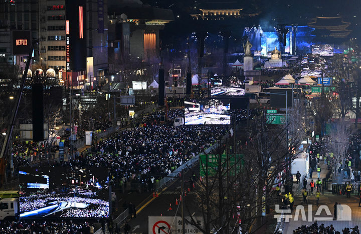 [서울=뉴시스] 사진공동취재단 = 방탄소년단(BTS)이 지난 3월 21일 서울 종로구 광화문광장에서 컴백을 기념해 'BTS 컴백 라이브 : 아리랑' 공연을 선보이고 있다. 2026.03.21. photo@newsis.com