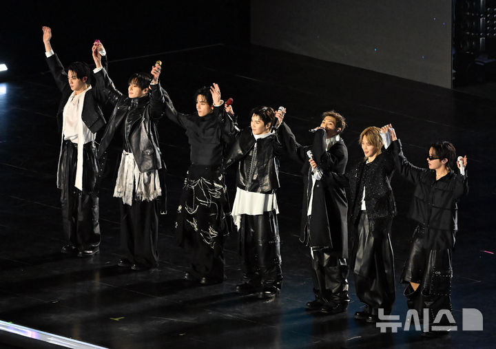 [서울=뉴시스] 사진공동취재단 = 방탄소년단(BTS)이 21일 서울 종로구 광화문광장에서 컴백을 기념해 'BTS 컴백 라이브 : 아리랑' 공연을 선보이고 있다. 2026.03.21. photo@newsis.com