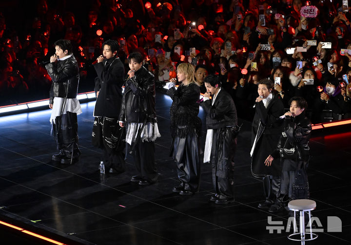 [서울=뉴시스] 사진공동취재단 = 방탄소년단(BTS)이 21일 서울 종로구 광화문광장에서 컴백을 기념해 'BTS 컴백 라이브 : 아리랑' 공연을 선보이고 있다. 2026.03.21. photo@newsis.com