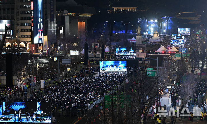 [서울=뉴시스] 사진공동취재단 = BTS이 21일 서울 종로구 광화문광장에서 컴백을 기념해 'BTS 컴백 라이브 : 아리랑' 공연을 선보이고 있다. 2026.03.21. photo@newsis.com