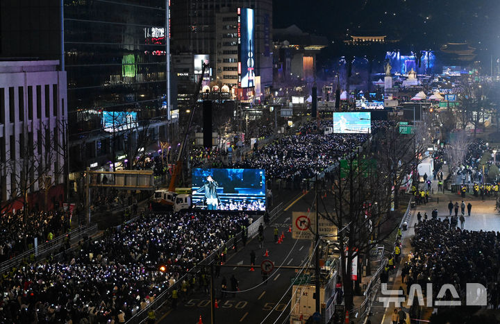 [서울=뉴시스] 사진공동취재단 = 방탄소년단(BTS)이 21일 서울 종로구 광화문광장에서 컴백을 기념해 'BTS 컴백 라이브 : 아리랑' 공연을 선보이고 있다. 2026.03.21. photo@newsis.com