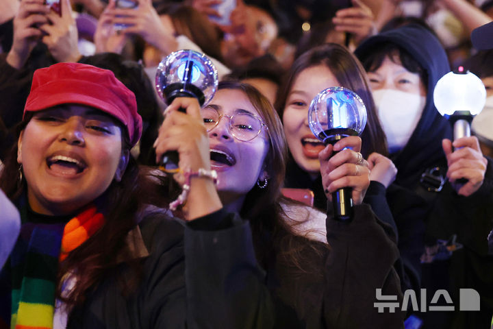 [서울=뉴시스] 조성우 기자 = 방탄소년단(BTS) 팬들이 지난 21일 서울 종로구 광화문광장에서 열린 'BTS 컴백 라이브: 아리랑(ARIRANG)' 공연을 즐기고 있다. 2026.03.22. xconfind@newsis.com