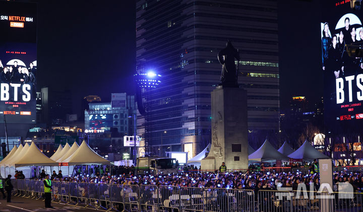 [서울=뉴시스] 조성우 기자 = 한국 남성 아이돌 그룹 방탄소년단(BTS)이 21일 서울 광화문 광장에서 대규모 무료 공연을 성황리에 개최한 데 대해 외신들도 관련 소식들을 실시간으로 타전하며 관심 있게 보도했다. 사진은 BTS 팬들이 21일 서울 종로구 광화문광장에서 열린 'BTS 컴백 라이브: 아리랑(ARIRANG)' 공연을 즐기고 있는 모습. 2026.03.21. xconfind@newsis.com