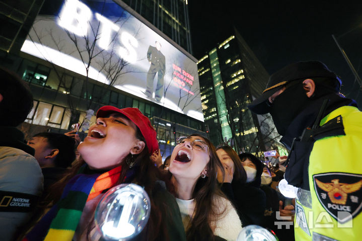 [서울=뉴시스] 조성우 기자 = 방탄소년단(BTS) 팬들이 21일 서울 종로구 광화문광장에서 열린 'BTS 컴백 라이브: 아리랑(ARIRANG)' 공연을 즐기고 있다. 2026.03.21. xconfind@newsis.com
