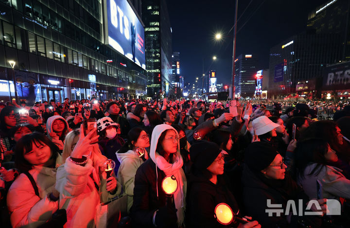 [서울=뉴시스] 조성우 기자 = 방탄소년단(BTS) 팬들이 21일 서울 종로구 광화문광장에서 열린 'BTS 컴백 라이브: 아리랑(ARIRANG)' 공연을 즐기고 있다. 2026.03.21. xconfind@newsis.com