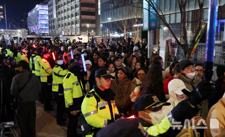 [서울=뉴시스] 조성우 기자 = 방탄소년단(BTS) 팬들이 21일 서울 종로구 광화문광장에서 열린 'BTS 컴백 라이브: 아리랑(ARIRANG)' 공연이 끝난 뒤 경찰 통제하에 퇴장하고 있다. 2026.03.21. xconfind@newsis.com