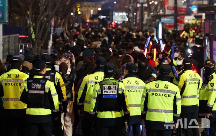 [서울=뉴시스] 조성우 기자 = 경찰이 21일 서울 종로구 광화문광장에서 열린 'BTS 컴백 라이브: 아리랑(ARIRANG)' 공연이 끝난 뒤 퇴장하는 방탄소년단(BTS) 팬 등 관람객들을 안내하고 있다. 2026.03.21. xconfind@newsis.com