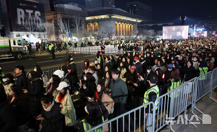 [서울=뉴시스] 조성우 기자 = 방탄소년단(BTS) 팬들이 21일 서울 종로구 광화문광장에서 열린 'BTS 컴백 라이브: 아리랑(ARIRANG)' 공연이 끝난 뒤 안전관리요원 안내 속에 퇴장하고 있다. 2026.03.21. xconfind@newsis.com