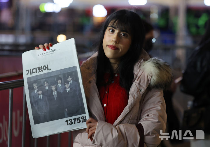 [서울=뉴시스] 조성우 기자 = 21일 서울 종로구 광화문광장에서 열린 'BTS 컴백 라이브: 아리랑(ARIRANG)' 공연이 끝난 뒤 한 해외 팬이 동아일보 호외를 들어 보이고 있다. 2026.03.21. xconfind@newsis.com