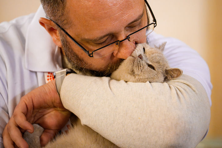 [부쿠레슈티=AP/뉴시스] 21일(현지 시간) 루마니아 부쿠레슈티에서 열린 국제 고양이 미인 대회에서 한 남성이 고양이에 입맞춤을 하고 있다. 2026.03.23.