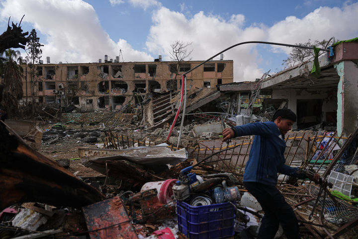 [디모나=AP/뉴시스] 이란 미사일 공격으로 파괴된 디모나 시에서 3월 22일 주민들이 폭격 현장을 둘러보고 있다. 2026. 03.26. 