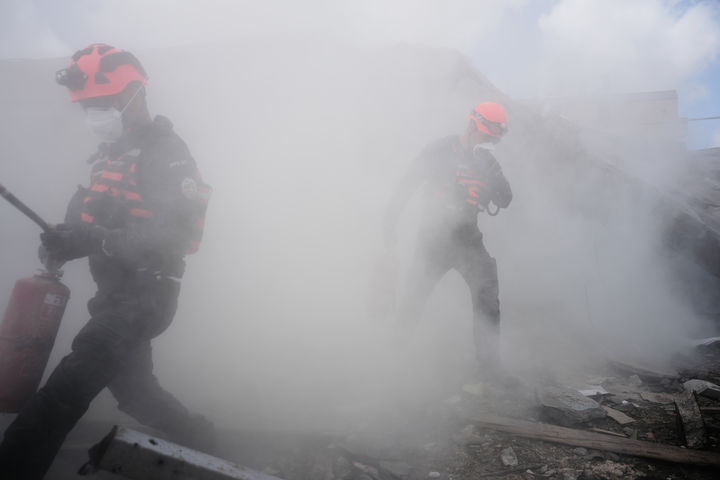 [디모나( 이스라엘)=AP/뉴시스]&nbsp; 이란의 미사일 공격을 당한 이스라엘 남부디모나 시의 소방대가 3월 22일 폭격으로 발생한 화재를 진화하고 있다. 21일부터&nbsp; 미사일 공격을 계속 당한 이 곳은 25일에도 또 미사일 한 발이 날아와 폭발과 화재를 일으켰다. 2026.03. 26.&nbsp;&nbsp; 