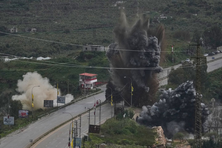 [티레=AP/뉴시스] 3월 22일 레바논 남부 티레 인근 카스미예 다리 레바논군 검문소 부근에서 이스라엘 군의 공습으로 연기와 잔해가 치솟고 있다. 2026.03.25.