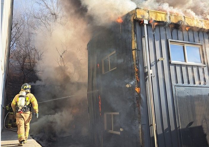 [고령=뉴시스] 고령군 성산면 기산리 캠핑가 제작·정비업체에서 발생한 화재를 진화하고 있다. (사진=경북소방본부 제공) 2026.03.22. photo@newsis.com *재판매 및 DB 금지