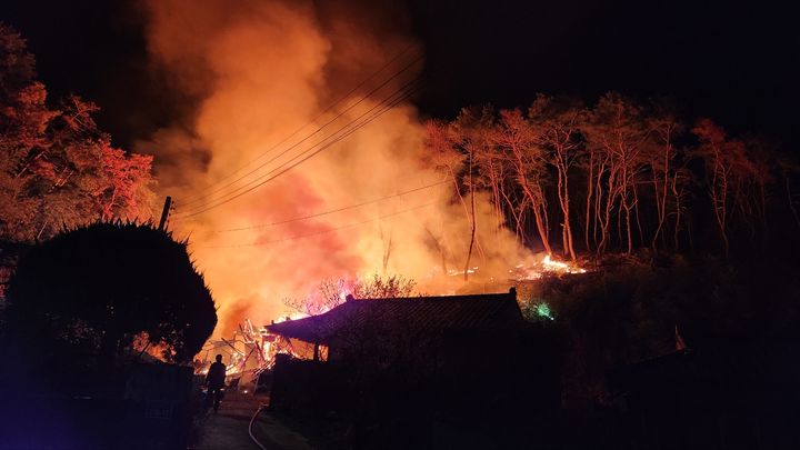 [성주=뉴시스] 성주군 용암면 본리리 한 단독주택에서 발생한 화재를 진화하고 있다. (사진=경북소방본부 제공) 2026.03.22. photo@newsis.com *재판매 및 DB 금지