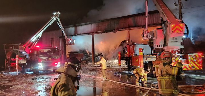 [성주=뉴시스] 성주군 선남면 오도리 자원순환시설에서 발생한 화재를 진화하고 있다. (사진=경북소방본부 제공) 2026.03.22. photo@newsis.com *재판매 및 DB 금지