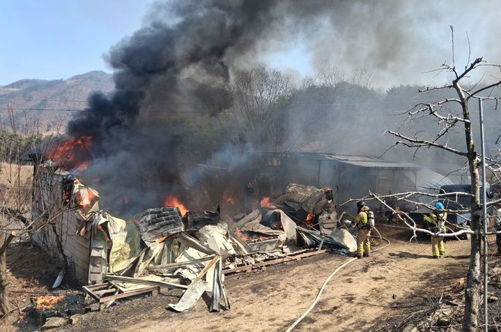 [봉화=뉴시스] 봉화군 상운면 산라리 단독주택에서 발생한 화재를 진화하고 있다. (사진=경북소방본부 제공) 2026.03.22. photo@newsis.com *재판매 및 DB 금지