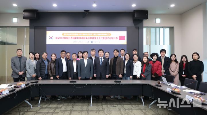 [시흥=뉴시스] 간담회 참석자들이 기념 촬영을 하고 있다. (사진=시흥시 제공). 2026.03.22.photo@newsis.com