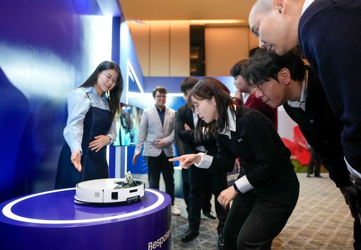 20일 그랜드 하얏트 서울 호텔에서 열린 주한미국상공회의소(암참) 연례행사에서 삼성전자 직원이 참석자들에게 2026년형 '비스포크 AI 스팀'을 소개하고 있다. (사진=삼성전자 제공) *재판매 및 DB 금지