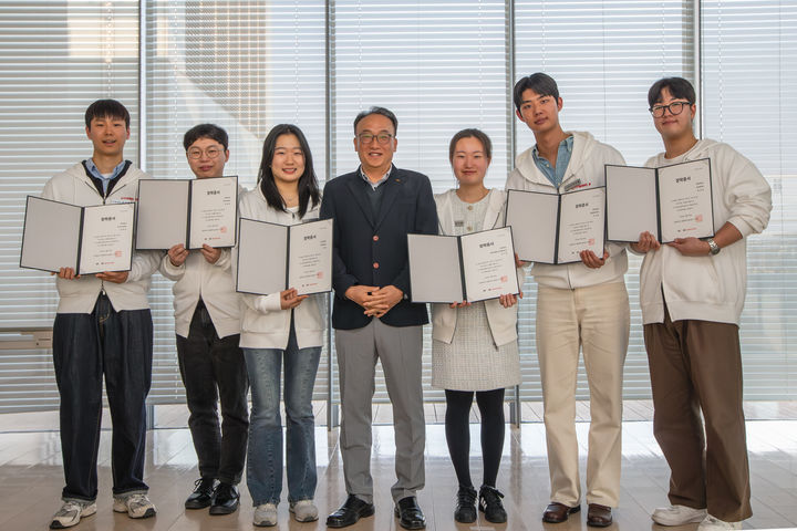 [사진=뉴시스] KT는 지난 20일 서울 종로구 KT 광화문빌딩 이스트(East)에서 올해 KT디지털인재장학생 '커넥팅데이'를 개최했다고 22일 밝혔다. 사진은 선발된 대학생들이 장학증서 수여식 이후 기념 촬영하는 모습 (사진=KT 제공) 2026.03.22. photo@newsis.com *재판매 및 DB 금지