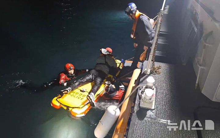 남해군 갯바위서 40대 낚시객 2명 고립, 사천해경 구조