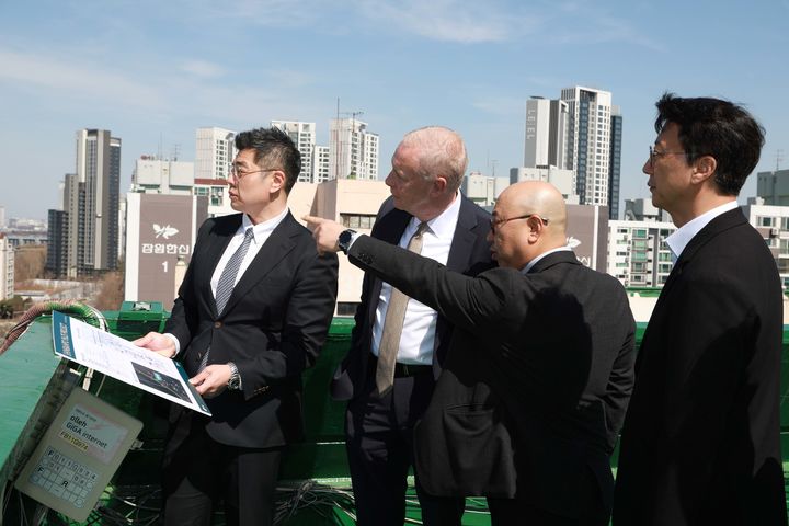 [서울=뉴시스]삼성물산은 지난 19일 SMDP의 스캇 사버(Scott Sarver) 대표를 비롯한 주요 설계진과 함께 신반포19∙25차 사업현장을 방문해 입지와 주변 환경 등을 점검하고 구체적인 설계 방향을 논의했다고 22일 밝혔다. *재판매 및 DB 금지