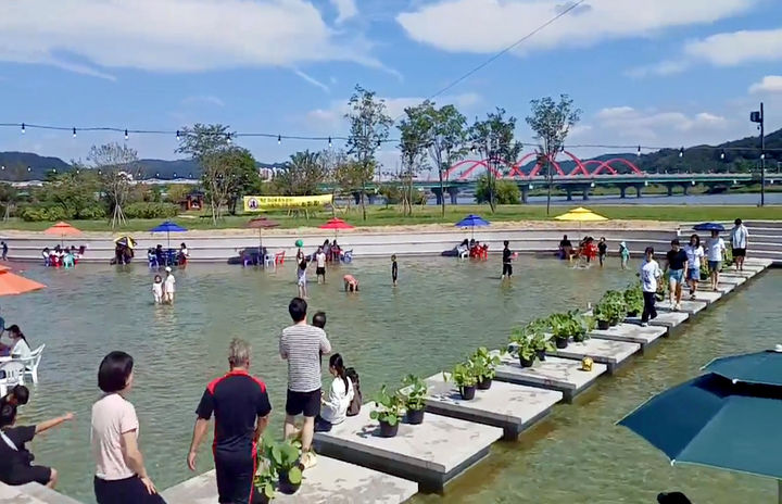 [안동=뉴시스] 낙동강변에 조성된 실개천 (사진=안동시 제공) 2026.03.22. photo@newsis.com *재판매 및 DB 금지