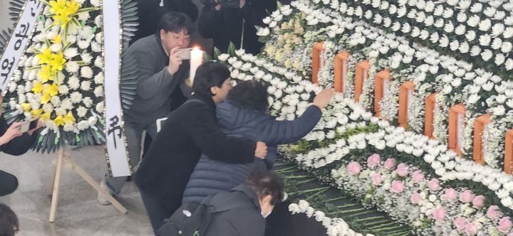 [대전=뉴시스]곽상훈 기자=22일 대전시청에 마련된 대전공장 화재 희생자 합동분향소에서 유가족이 아들의 위패를 어루만지며 오렬하고 있다. 2026. 03. 22 kshoon0663@newsis.com *재판매 및 DB 금지