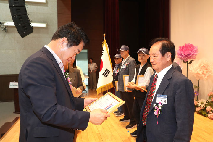 [서울=뉴시스] 지난해 개최된 호국보훈의 달 기념행사에서 유공구민에게 표창장을 수여하는 박준희 관악구청장(왼쪽). 2026.03.22. (사진=관악구 제공) *재판매 및 DB 금지