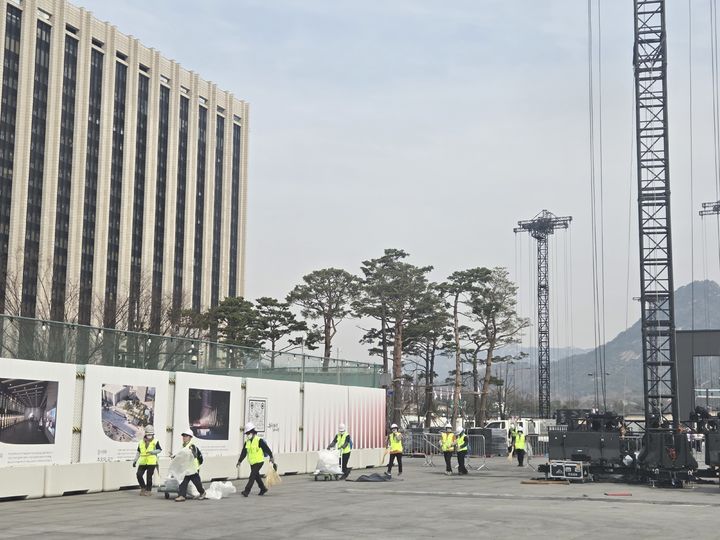 [서울=뉴시스] 이지영 기자 = 22일 광화문 광장에는 공연의 감동이 남아 있음에도 거리는 쓰레기 하나 없이 깔끔한 상태였다. 현장을 정리하는 미화원 20여 명은 양손에 빗자루와 쓰레받기를 들고 현장 구석 곳곳을 치우고 있었다. 2026.03.22. jee0@newsis.com *재판매 및 DB 금지