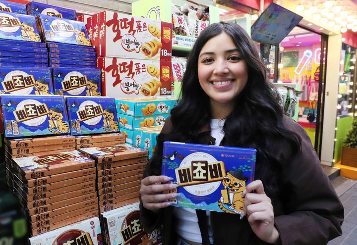 [서울=뉴시스] 외국인 고객이 오리온 비쵸비를 들고 있다. (사진=오리온 제공) *재판매 및 DB 금지