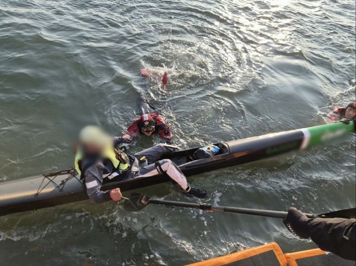 [인천=뉴시스] 지난 21일 인천 풍도 인근 해역에서 영흥파출소 경찰관들이 김양식장에 걸린 카약에 탑승한 고립자를 구조하고 있다. (사진=인천해경서 제공). 2026.03.22. photo@newsis.com *재판매 및 DB 금지