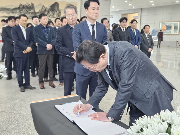 [대전=뉴시스] 조명휘 기자 = 국민의힘 대전시당이 22일 오전 대전시청에 마련된 대덕구 문평동 안전공업 화재 희생자 합동분향소를 찾아 조문하고 있다. (사진= 국힘 대전시당 제공) 2026.03.22. photo@newsis.com *재판매 및 DB 금지