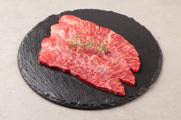 [서울=뉴시스] 알츠하이머병 발병 위험을 높이는 특정 유전자를 가진 노인의 경우, 육류 섭취가 많을수록 인지 기능 저하가 늦고 치매 위험도 낮다는 연구 결과가 나왔다. (사진=유토이미지) *재판매 및 DB금지 *재판매 및 DB 금지