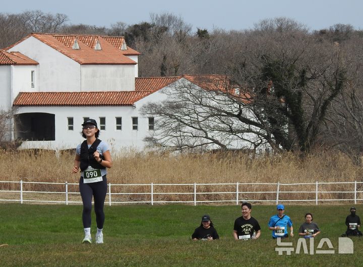 [제주=뉴시스] 김수환 기자 = 22일 오전 제주시 조천읍 에코랜드에서 열린 소프트 트레일 런 행사에서 참가자들이 피니시 라인을 향해 마지막 스퍼트를 내고 있다. 2026.03.22. notedsh@newsis.com