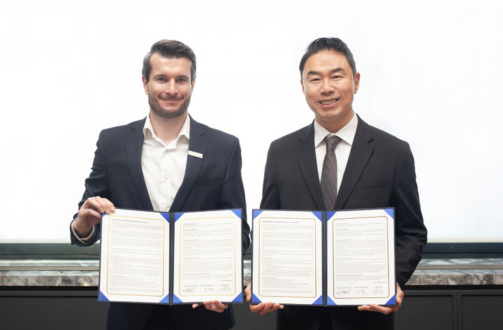 [서울=뉴시스] 프랑스 파리 봉마르쉐 백화점 VIP 회의실에서 정지영 현대백화점 사장(오른쪽)과 질 로드릭 라 그랑드 에피세리 대표가 미식 트렌드 교류 및 발전을 위한 업무협약(MOU)을 체결한 후 기념사진을 찍고 있다. (사진=현대백화점 제공) *재판매 및 DB 금지