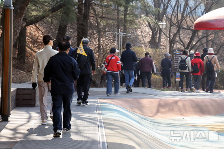 [의왕=뉴시스] '왕림마을 옛길걷기' 참석자들이 순례기를 따라 걷고 있다. (사진=의왕시 제공).2026.03.22. photo@newsis.com *재판매 및 DB 금지