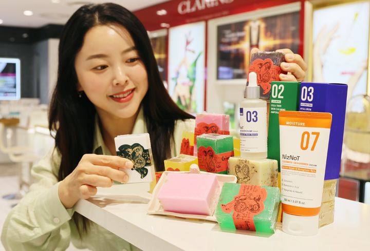 [대구=뉴시스] 롯데백화점 대구점은 천연 원료 기반의 프리미엄 수제비누 브랜드 '로얄네이처'를 새롭게 선보인다. (사진 = 롯데백화점 제공) 2026.03.22. photo@newsis.com *재판매 및 DB 금지