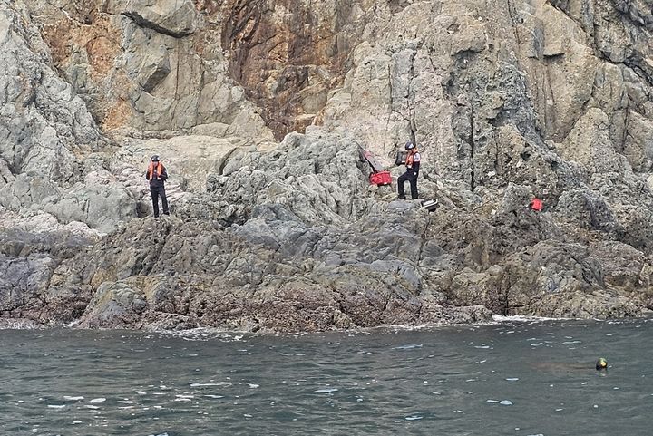 [통영=뉴시스] 신정철 기자= 경남 통영시 한산면 매물도 갯바위에 하선한 60대 낚시객이 실종돼 통영해경이 항공기 1대, 경비함정 4척, 관공선 2척, 해군 1척, 해양재난구조대 2척 등을 동원하여 집중 수색을 벌이고 있다.(사진=통영해경 제공).2026.03.22. photo@newsis.com *재판매 및 DB 금지