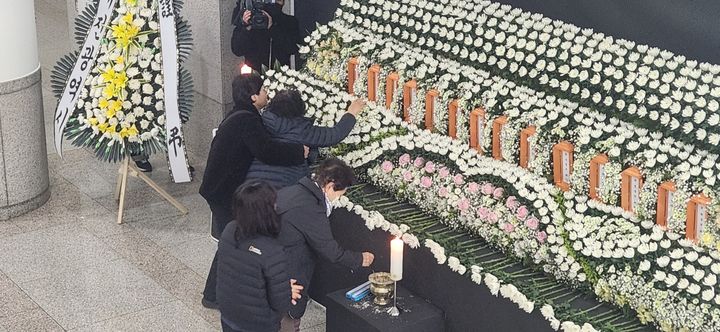 [대전=뉴시스]곽상훈 기자=22일 대전시청에 마련된 대전 문평동 화재 희생자 합동분향소를 찾은 유가족이 오열하고 있다. 2026. 03. 22 kshoon0663@newsis.com *재판매 및 DB 금지