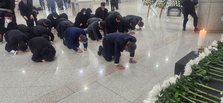 [대전=뉴시스]곽상훈 기자=22일 대전시청에 마련된 대전 문평동 화재 희생자 합동분향소를 찾은 안전공업 임직원들이 큰절을 올리며 애도를 표하고 있다. 2026. 03. 22 kshoon0663@newsis.com *재판매 및 DB 금지