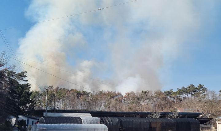 [안동=뉴시스] 안동시 와룡면 가구리 뒷산에서 산불이 발생해 연기가 솟아오르고 있다. (사진=경북소방본부 제공) 2026.03.22. photo@newsis.com *재판매 및 DB 금지