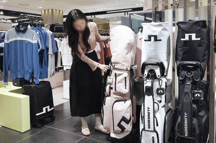 [서울=뉴시스] 신세계백화점이 봄 라운드 시즌을 맞아 체험형 콘텐츠와 맞춤 서비스를 강화한 '골프 페어'를 선보인다. (사진=신세계백화점 제공) *재판매 및 DB 금지